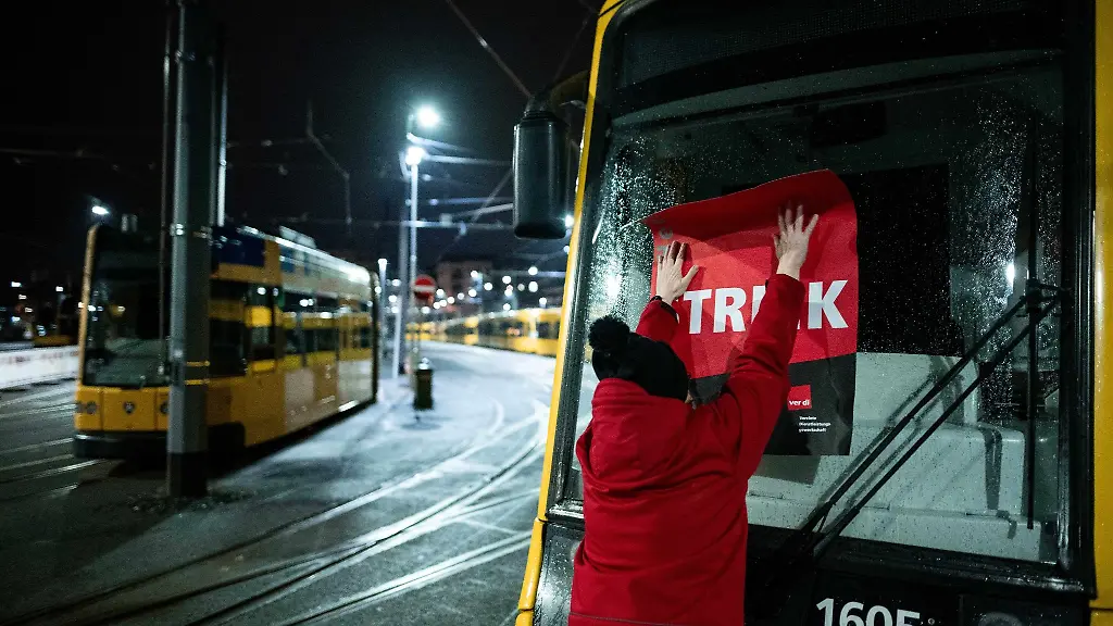 Ein-Poster-auf-dem-STREIK-steht-wird-auf-eine-Bahn-im-Depot-der-Ruhrbahn-in-Essen-geklebt