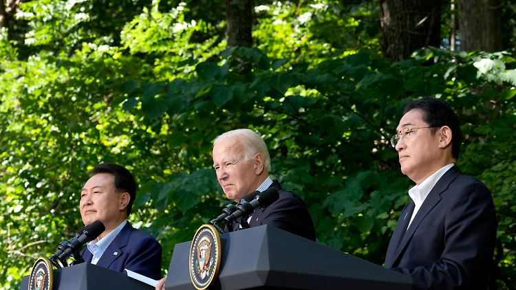 Joe Biden (Mitte) betont bei einer Pressekonferenz mit dem japanischen Premier Fumio Kishida (r) und dem Präsidenten von Südkorea, Yoon Suk Yeol (l), den Willen zur verstärkten Zusammenarbeit.