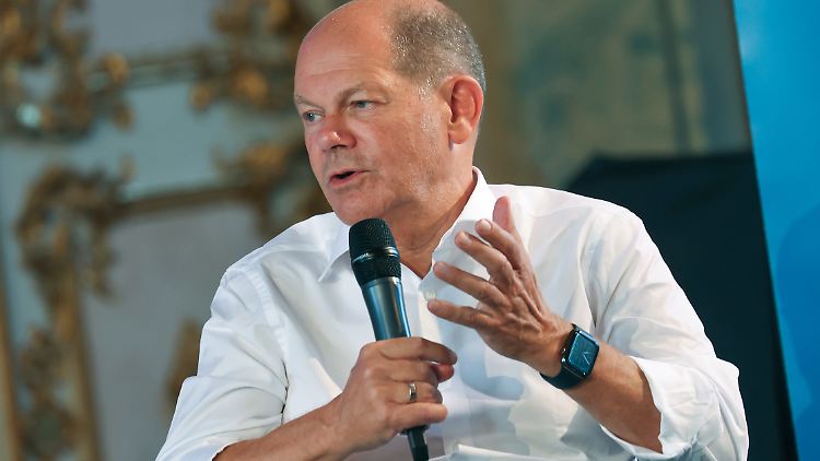 Er würde nicht jeden Journalisten darüber informieren, mit wem er über was rede, sagt Scholz über sich selbst.