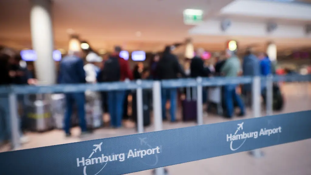 Hamburg-Airport-ist-auf-Absperrbaendern-an-einem-Check-In-im-Airport-Hamburg-zu-sehen