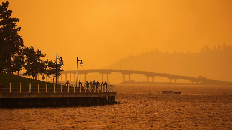 Die Region am Okanagan Lake ist bei Touristen besonders beliebt - nun fressen sich die Flammen durch die Landschaft.