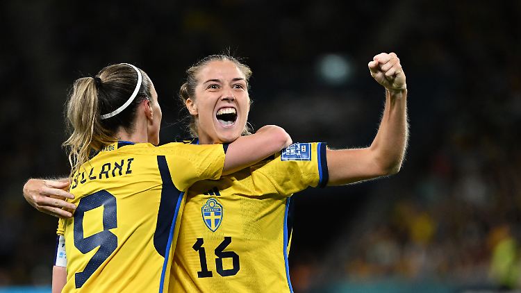 Kosovare Asllani (links) und Filippa Angeldal bejubeln mit Schweden WM-Bronze.