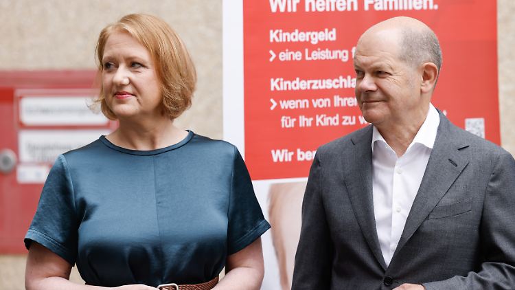 Bundeskanzler Scholz und Lisa Paus bei einem Besuch bei der Familienkasse Berlin-Brandenburg im Juni.