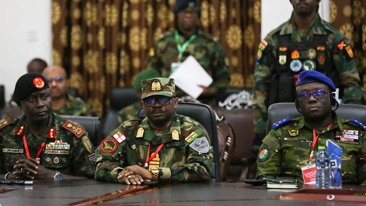 Die Streitkräfte von Gambia, Ghana und der Elfenbeinküste (v.l.n.r.) sind mutmaßlich schon über den möglichen Militäreinsatz informiert.