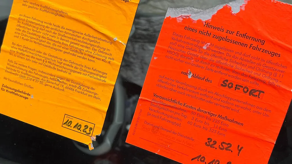 Sogenannte-Rote-Zettel-kleben-am-Fenster-eines-Fahrzeugs