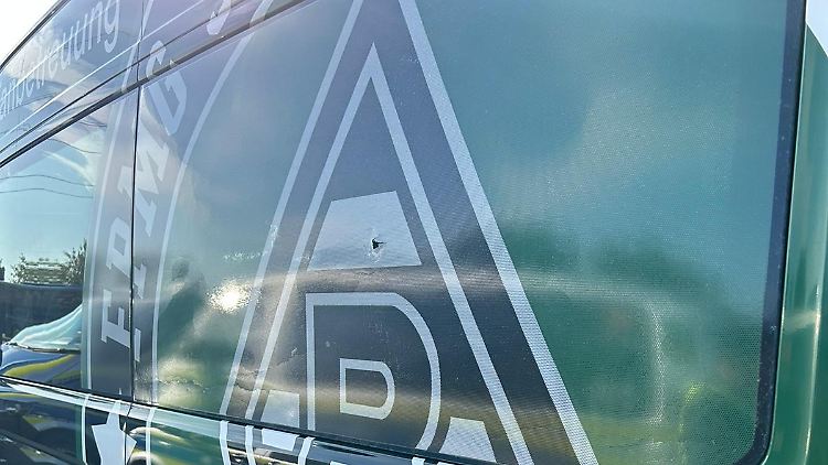 Der Kleinbus der Gladbacher Fanhilfe wurde von einer Polizeikugel beschädigt.