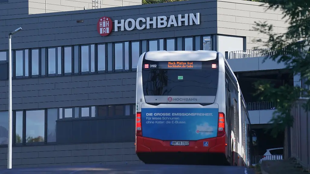 Ein-Bus-faehrt-auf-den-Hochbahn-Betriebshof-Alsterdorf