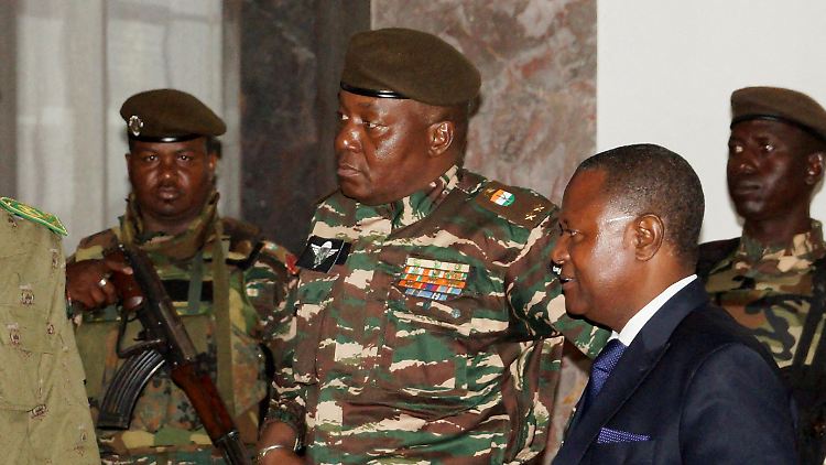 General Abdourahamane Tiani (Mitte) will eine Regierung bilden.