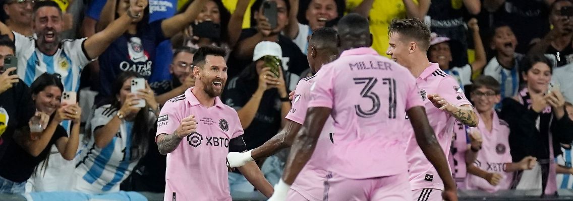 Inter Miamis Lionel Messi (l) feiert sein Tor mit seinen Mannschaftskameraden.