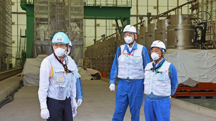 Japans Premierminister Fumio Kishida (links) bei einem Besuch in der Atomruine Fukushima.
