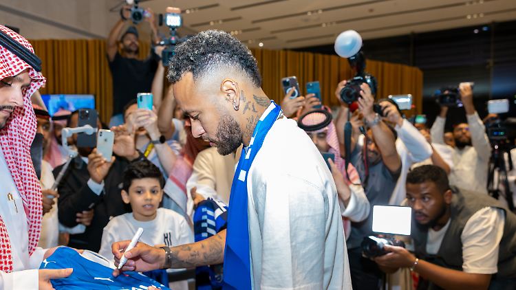 Ein paar Autogramme sind auch drin. Neymar ist nah an den Fans.