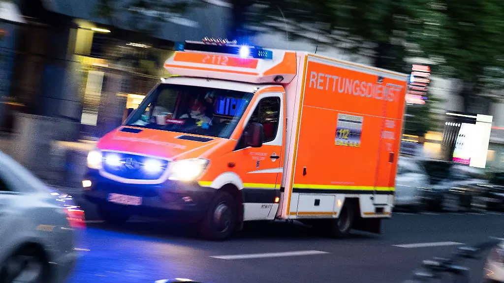 Ein-Rettungswagen-ist-mit-Blaulicht-unterwegs