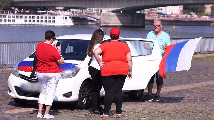 Der pro-russische Autokorso in Köln bestand aus etwa 40 Fahrzeugen. 