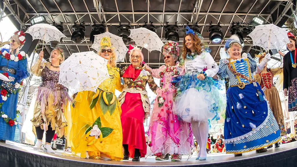 Die-Marktfrauen-feiern-am-Faschingsdienstag-beim-Tanz-der-Marktweiber-auf-dem-Viktualienmarkt-auf-der-Buehne