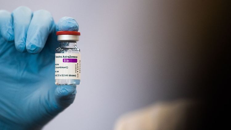 Das Unternehmen habe die weltweite
Rücknahme wegen des "Überangebots an aktualisierten Impfstoffen" seit der Pandemie eingeleitet, teilte Astrazeneca mit.