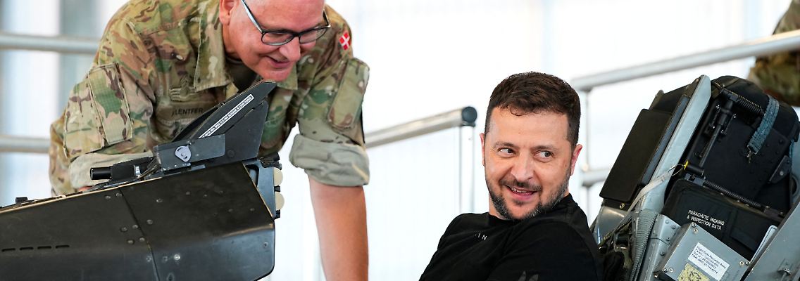 Der ukrainische Präsident Selenskyj setzte sich beim Besuch in Dänemark selbst in einen F-16-Kampfjet.