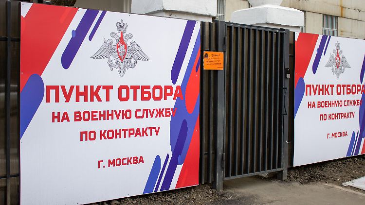 Schilder in Moskau weisen auf das gemeinsame Rekrutierungszentrum für den Wehrdienst hin.