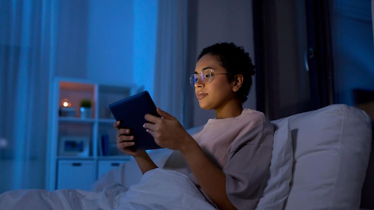 Blaulichtfilter-Brillen werden seit etlichen Jahren angeboten und sollen die Augen vor dem blauen Licht schützen, das von Monitoren und Displays ausgeht.