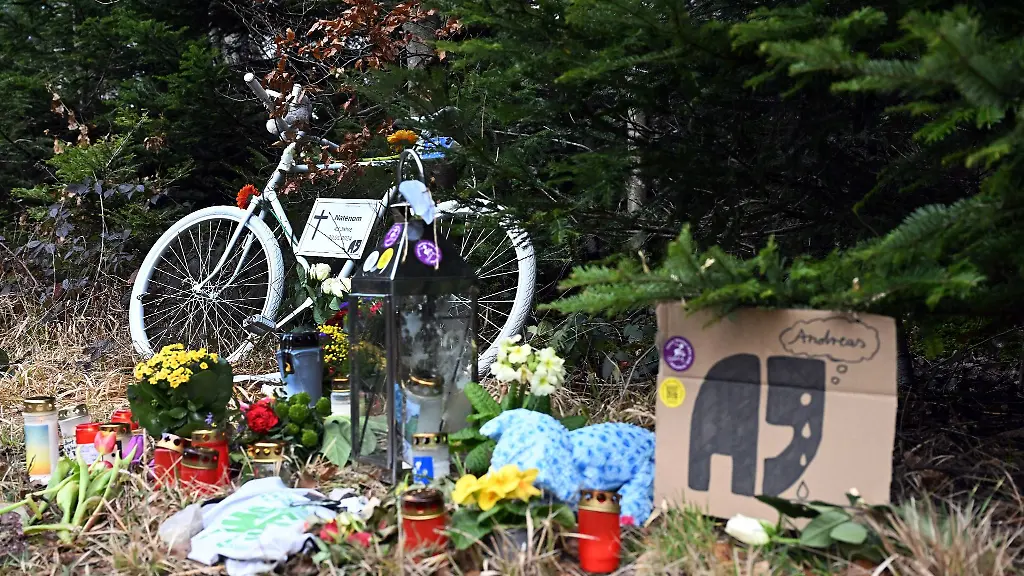 Bei-einer-Fahrrad-Demonstration-fuer-den-bei-einem-Unfall-gestorbenen-Radaktivisten-Andreas-Mandalka-wurde-an-der-Unfallstelle-ein-Ghostbike-aufgestellt