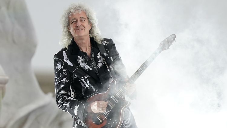 "Fat Bottomed Girls" wurde von Queen-Gitarrist Brian May geschrieben und erschien 1981 auch auf dem "Greatest Hits"-Album der Band.