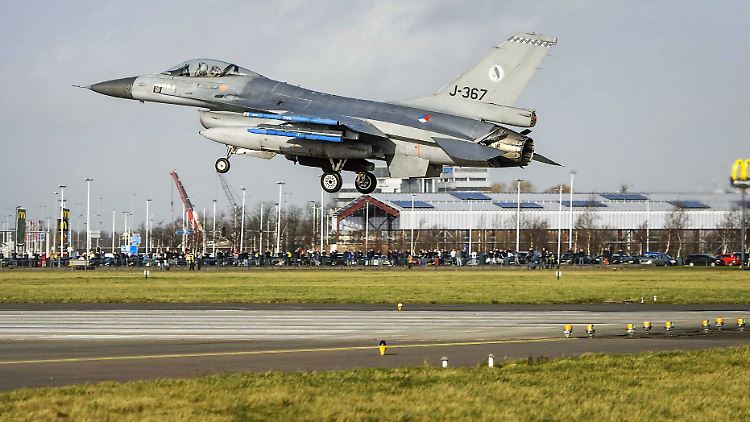Ein F-16-Kampfjet der niederländischen Luftwaffe landet während einer Militärübung auf dem Flughafen Schiphol. Die Niederlande und Dänemark wollen Jets dieser Art an die Ukraine liefern.
