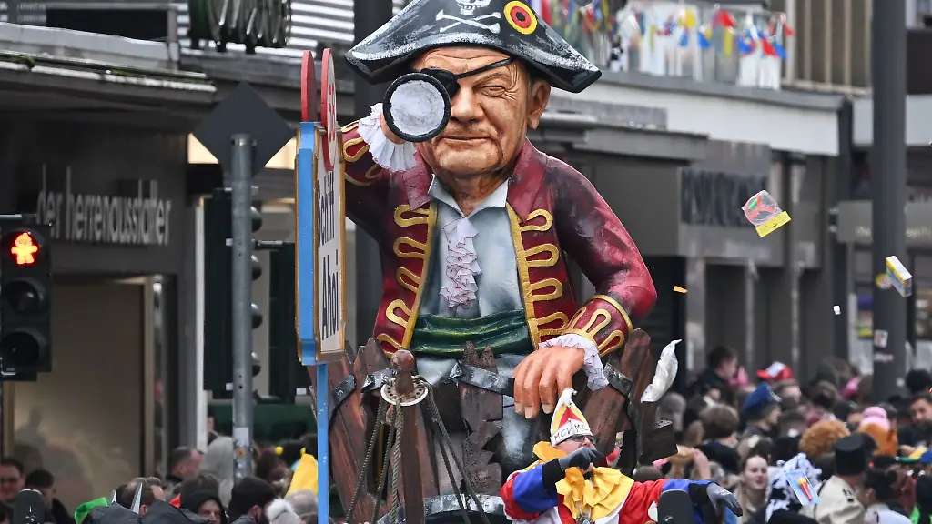 Der-MCV-Motivwagen-Schiff-ahoi-der-Bundeskanzler-Olaf-Scholz-SPD-aufs-Korn-nimmt-ist-beim-Mainzer-Rosenmontagszug-unterwegs