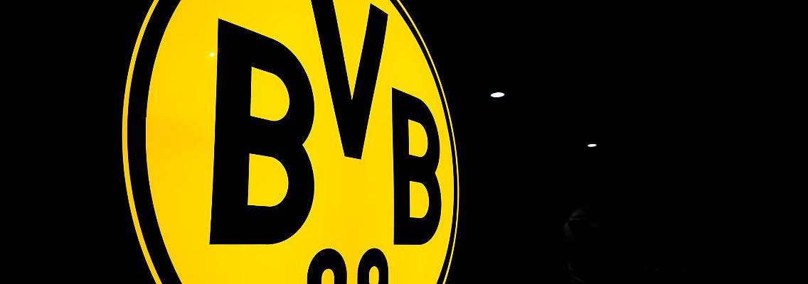 Das Logo des BVB leuchtet in der Dunkelheit.