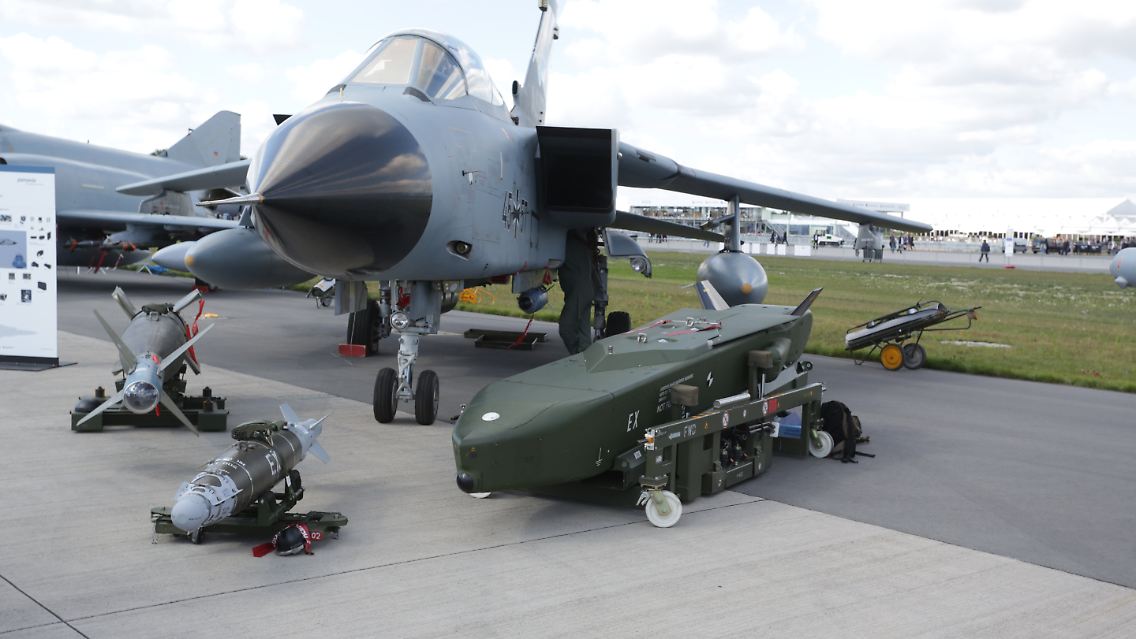 Der Luft-Boden-Marschflugkörper "Taurus", hier vor einem Tornado-Kampfjet, wäre eine Ergänzung zu den bereits gelieferten Stormshadow-Marschflugkörpern aus Großbritannien.