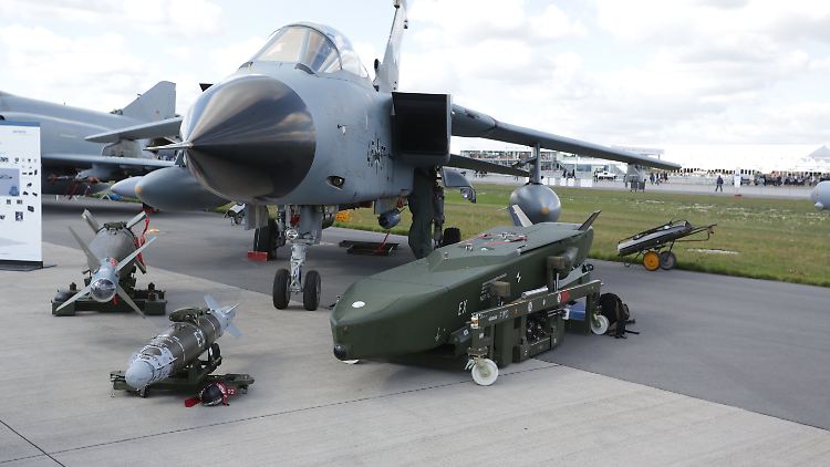 Marschflugkörper Taurus unter der Tragfläche eines alten deutschen Tornados.