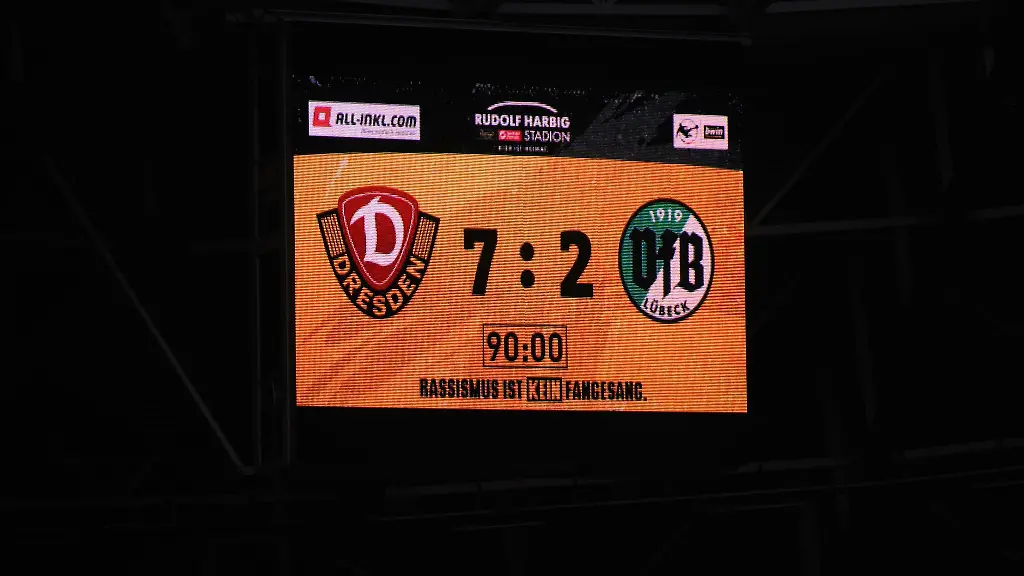 Der-Endstand-von-7-2-steht-auf-einer-Anzeigetafel