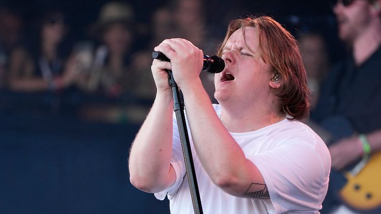 Der schottische Singer-Songwriter Lewis Capaldi hat das Tourette-Syndrom.