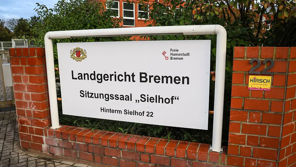 Ein-Schild-steht-vor-dem-externen-Sitzungssaal-des-Landgerichts-Bremen
