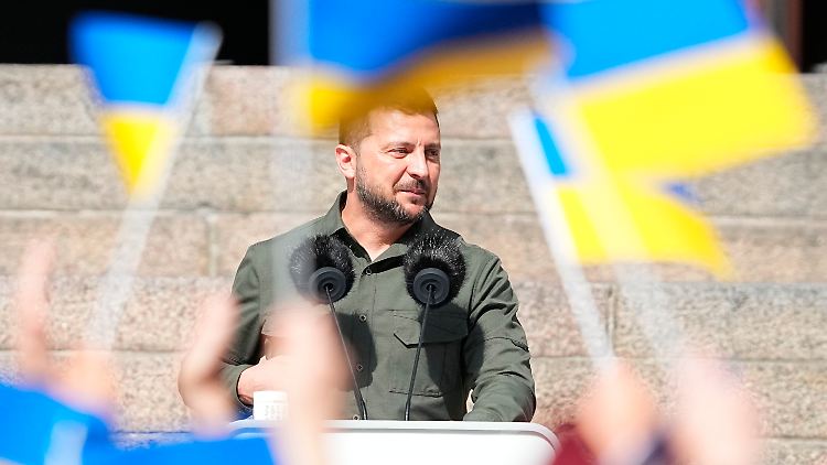 Bei seiner Ansprache vor dem dänischen Parlament schwenkten viele Menschen ukrainische und dänische Flaggen.