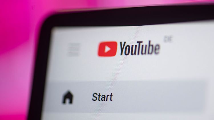 Auf einem Laptop-Bildschirm sieht man das Youtube-Logo.