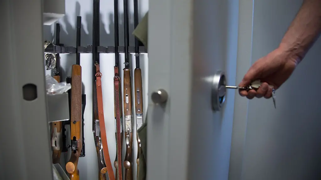 Ein-gepanzerter-Waffenschrank-mit-Langwaffen