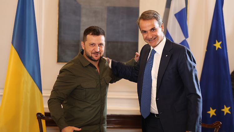 Griechenlands Premierminister Mitsotakis (r.) verurteilte russische Kriegsverbrechen und sicherte der Ukraine seine Unterstützung zu. 