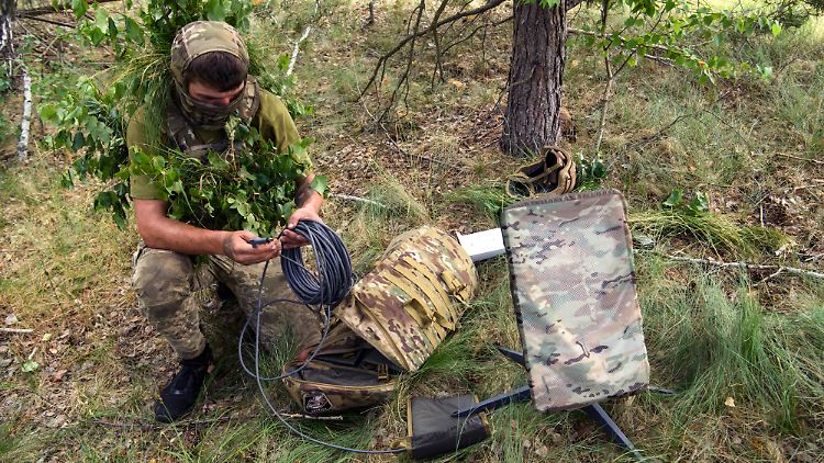 Zeitweise, so der Verdacht in der Ukraine, deaktivierte Starlink die eigene Technologie in einigen russische besetzten Gebieten in der Ukraine und blockierte so die Kommunikation bei der Befreiung dieser Landesteile im vergangenen Jahr. 