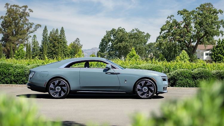 Mit dem Spectre beginnt für Rolls-Royce eine neue Zeit - es das erste batteriebetriebene Auto der Briten.