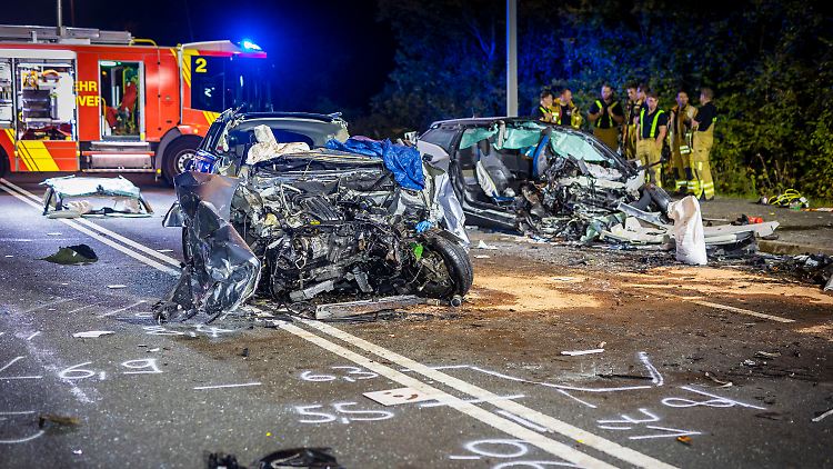 Bei der Kollision wurden die beiden Fahrzeuge vollkommen deformiert.