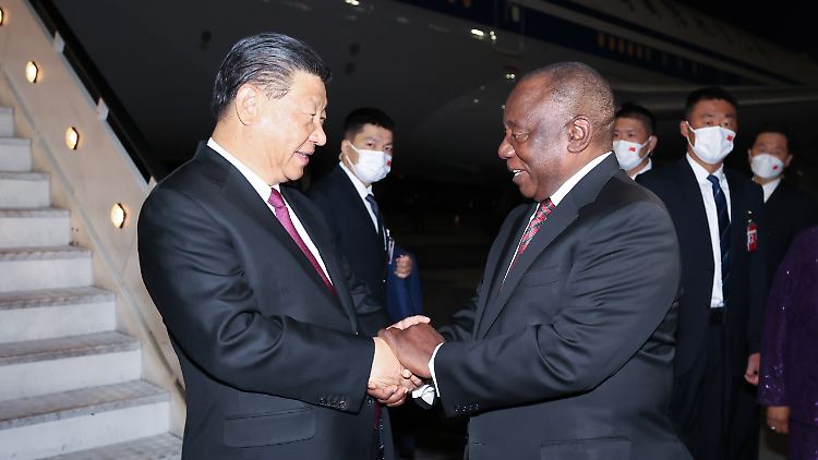 Zu Gast bei Freunden: Chinas Staatschef Xi Jinping wird von Südafrikas Präsidenten Cyril Ramaphosa in Empfang genommen.