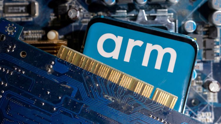 Mit der Technologie von Arm entwickeln Unternehmen weltweit Prozessoren, unter anderem für Smartphones und zahlen dafür Gebühren. Im vergangenen Geschäftsjahr setzte Arm damit rund 2,7 Milliarden Dollar um. 