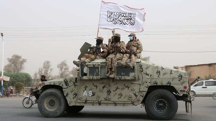 Taliban-Kämpfer patrouillieren am 15. August, dem zweiten Jahrestag des Abzugs der US-Truppen aus Afghanistan, auf einer Straße südlich von Kabul. 