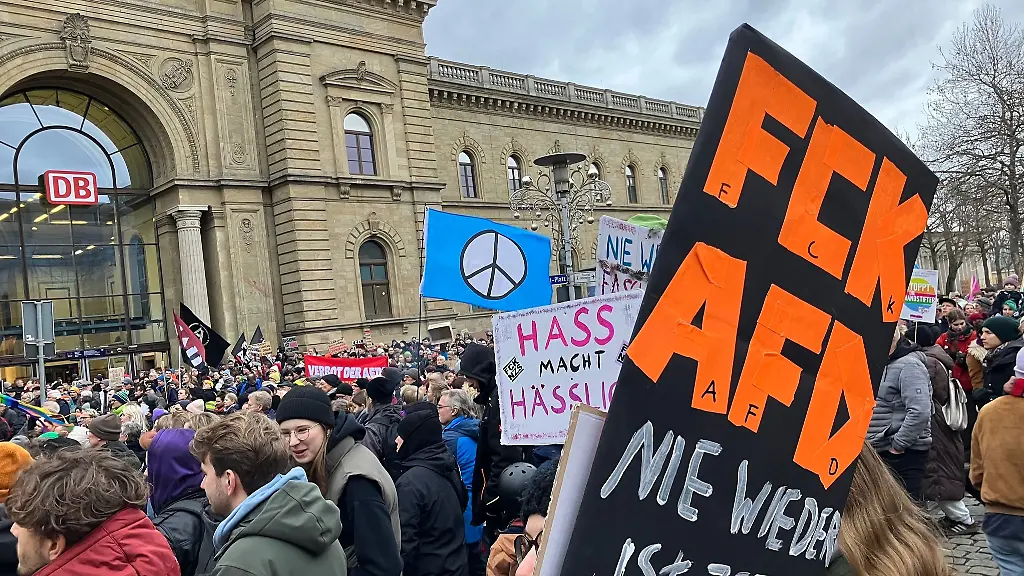 Demonstranten-stehen-mit-Plakaten-vor-dem-Magdeburger-Hauptbahnhof-bei-einer-Demonstration-gegen-rechts