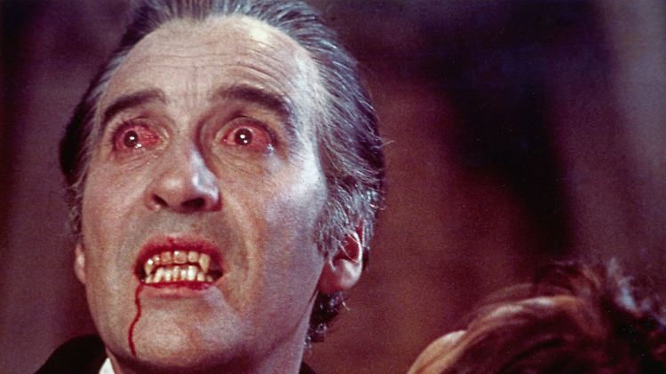 Christopher Lee spielt Dracula in dem Streifen "Dracula - Nächte des Entsetzens" von 1970. Der Hauptdarsteller hat blutunterlaufene Augen. 