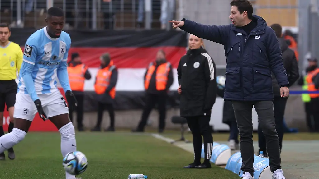 Argirios-Giannikis-Trainer-des-TSV-1860-Muenchen-steht-am-Spielfeldrand