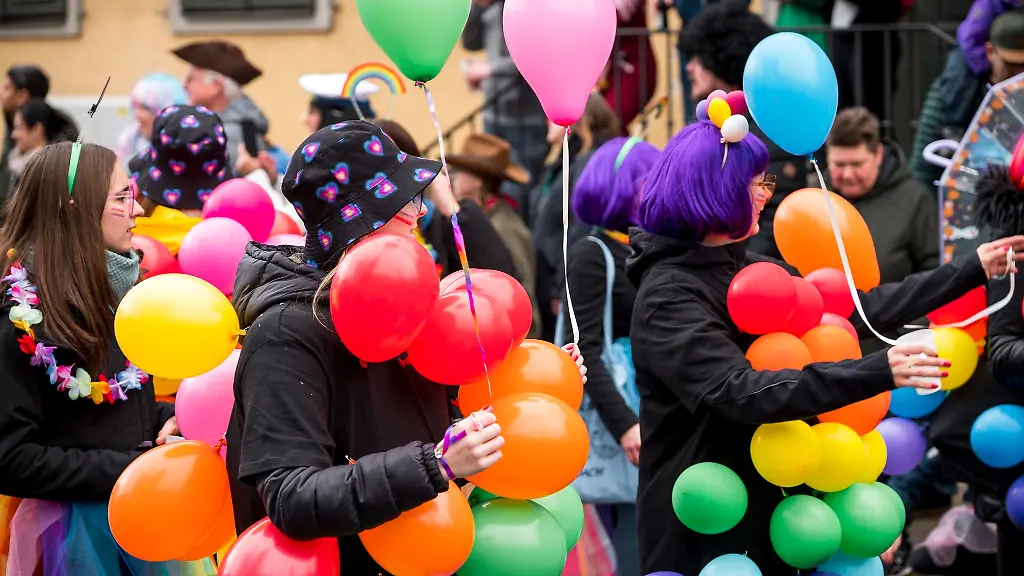 Naerrinnen-sind-beim-Faschingsumzug-mit-bunten-Ballons-verkleidet
