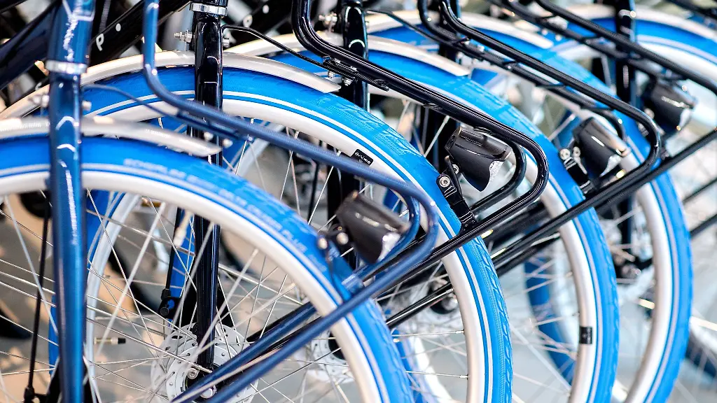 Fahrraeder-mit-einem-blauen-Vorderrad-stehen-in-einer-Filiale-des-Unternehmens-Swapfiets