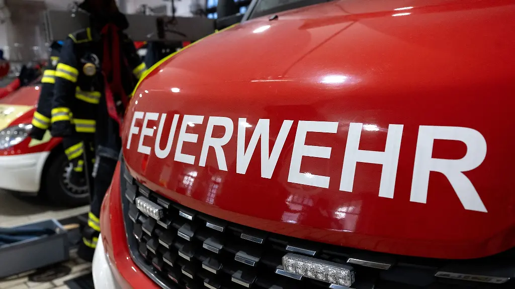 Ein-Fahrzeug-der-Berufsfeuerwehr-Muenchen-mit-der-Aufschrift-Feuerwehr-steht-in-der-Fahrzeughalle