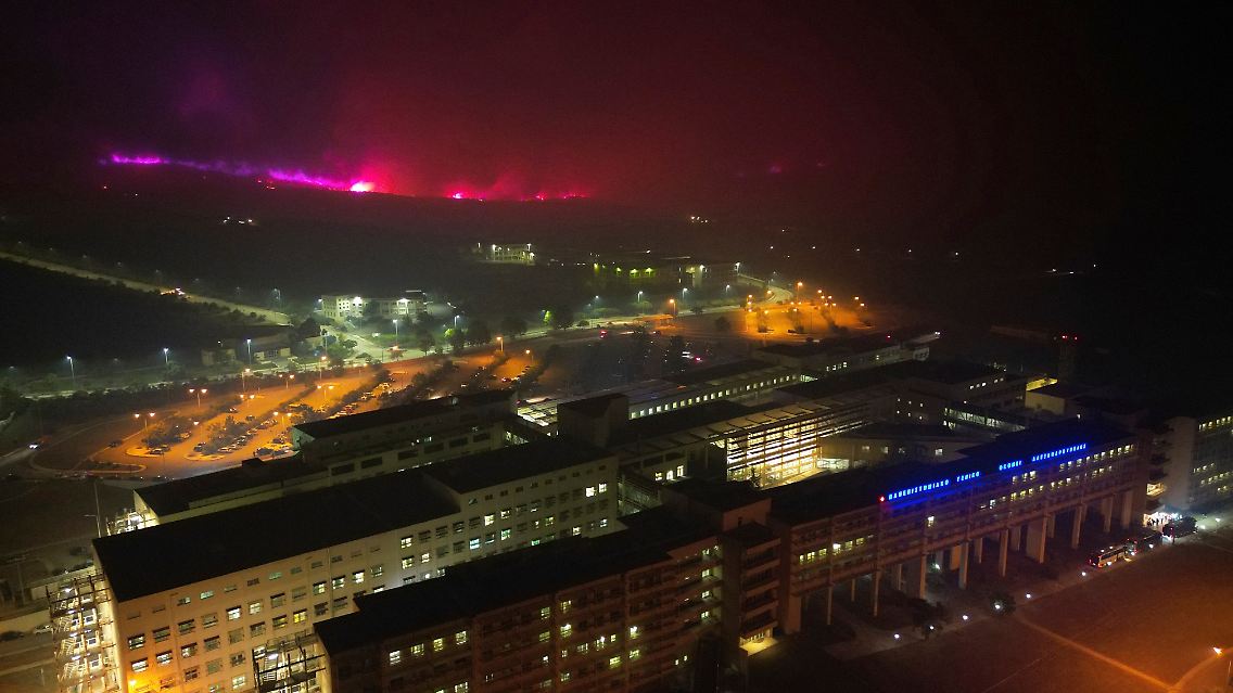 Flammen lodern auf einem Hügel in der Nähe eines Krankenhauses in Alexandroupolis.