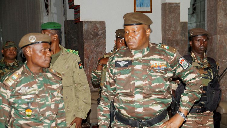 Nach dem Militärputsch am 26. Juli übernahm General Abdourahamane Tchiani (r.) die Macht im Niger. 
